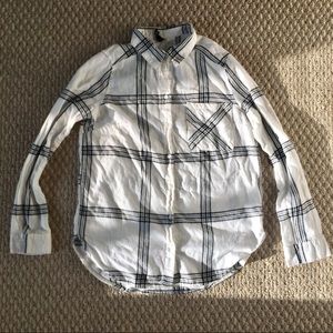 H&M back and white plaid flannel button down shirt